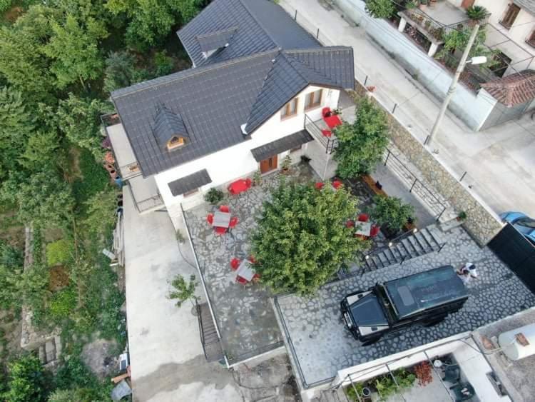 Bixhaku Guesthouse ジロカストラ エクステリア 写真