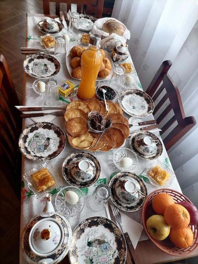 Bixhaku Guesthouse ジロカストラ エクステリア 写真