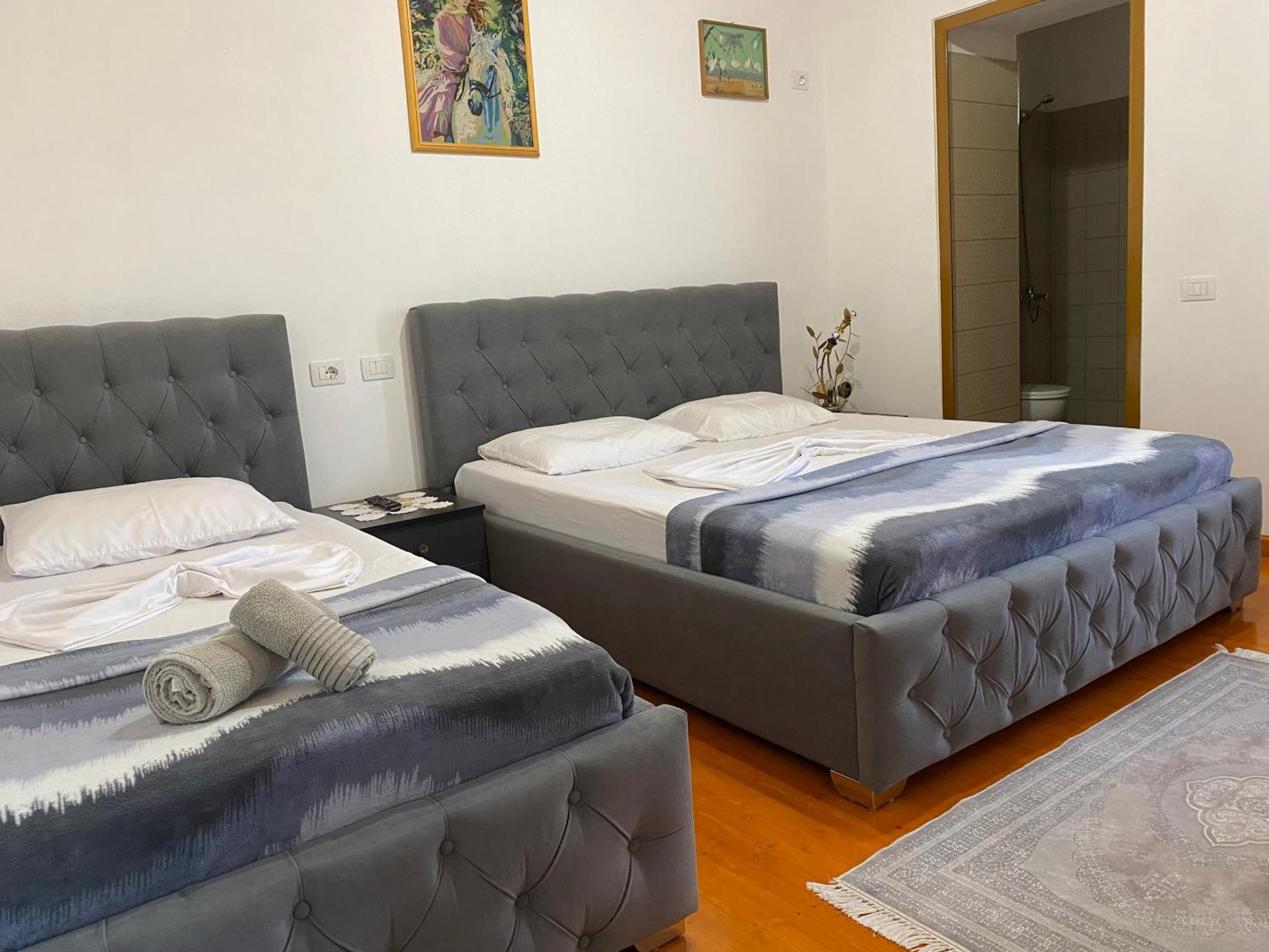 Bixhaku Guesthouse ジロカストラ エクステリア 写真