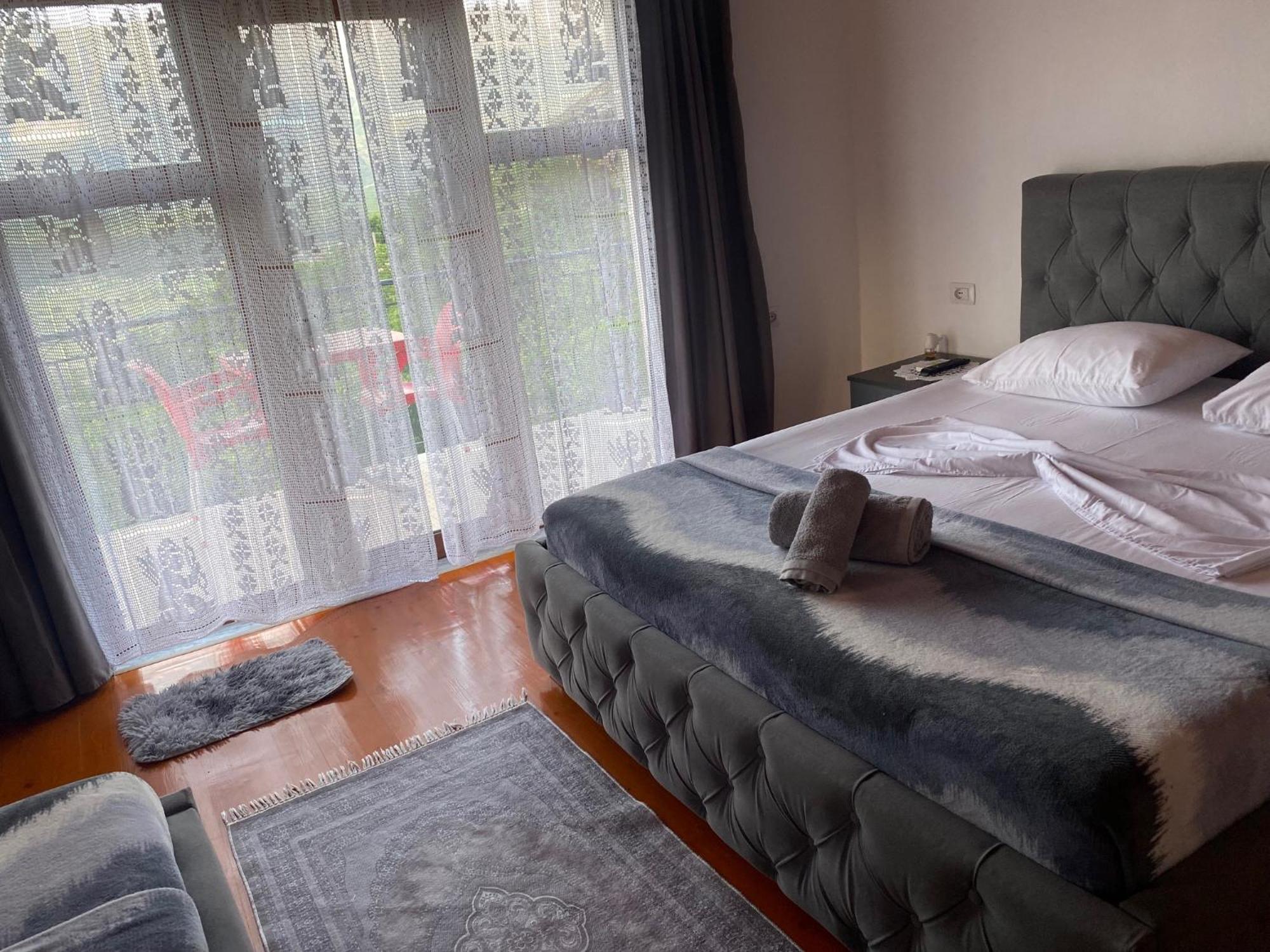 Bixhaku Guesthouse ジロカストラ エクステリア 写真