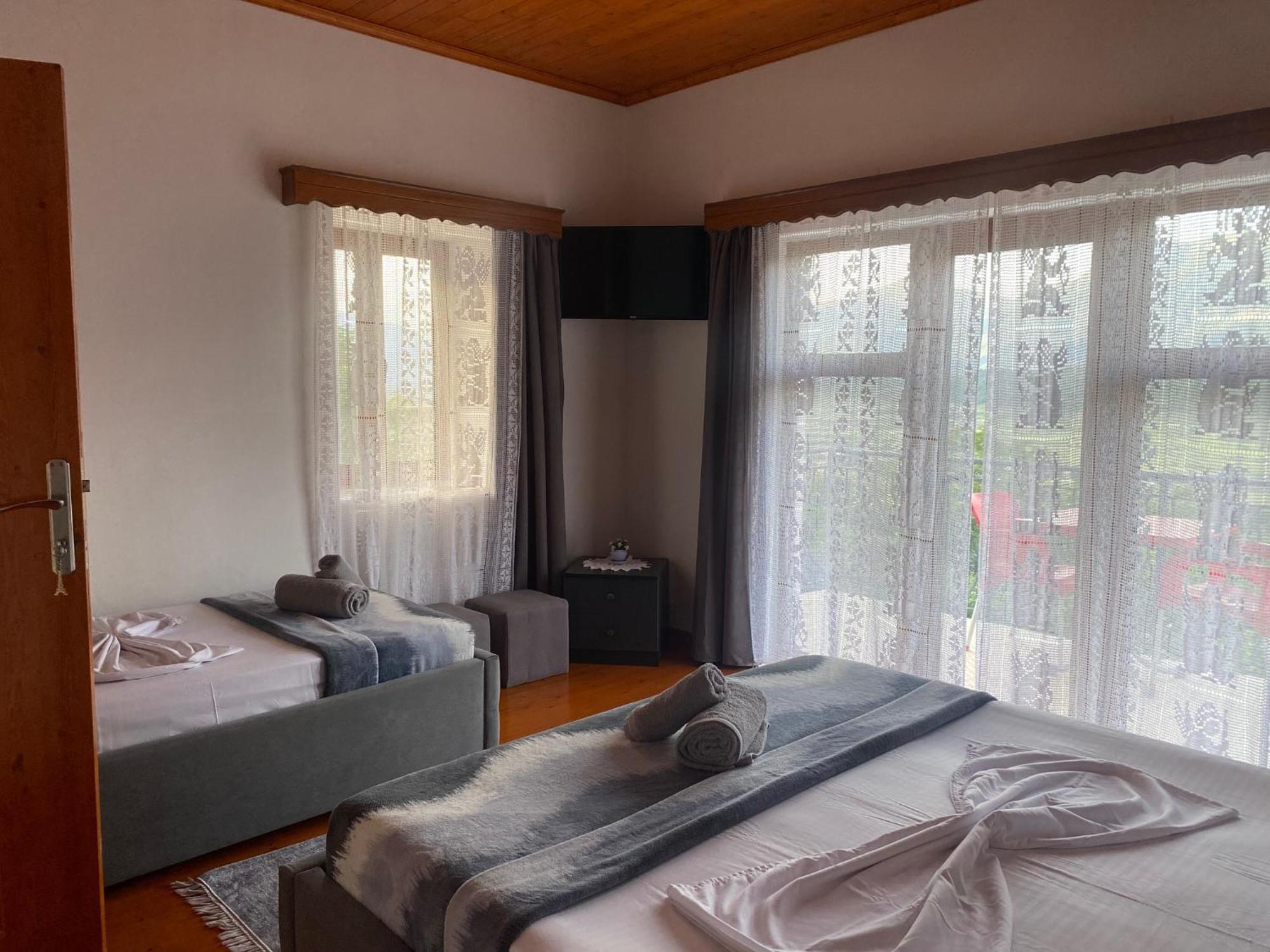 Bixhaku Guesthouse ジロカストラ エクステリア 写真